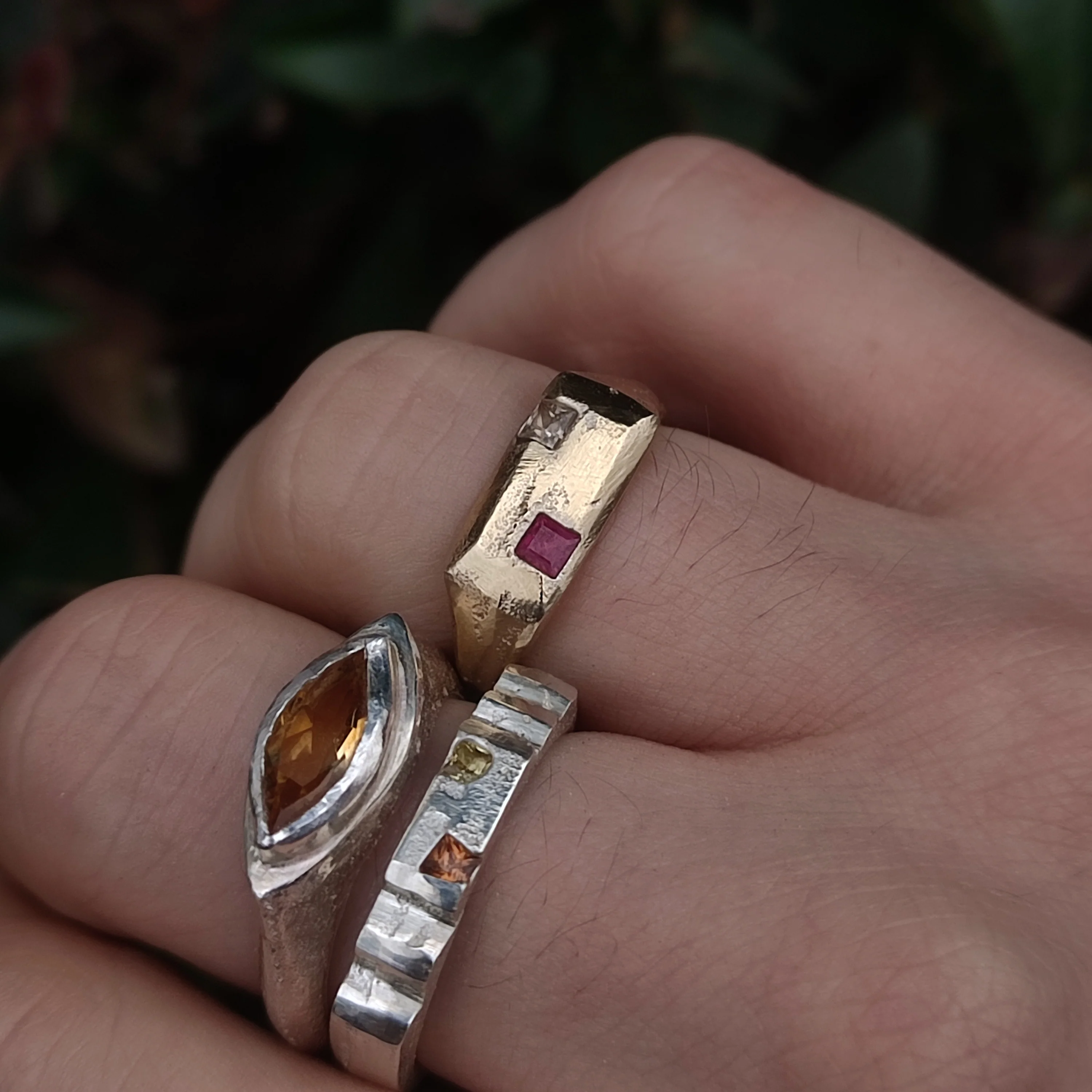 9ct Sandcast Sapphire/Ruby Signet - Image 3