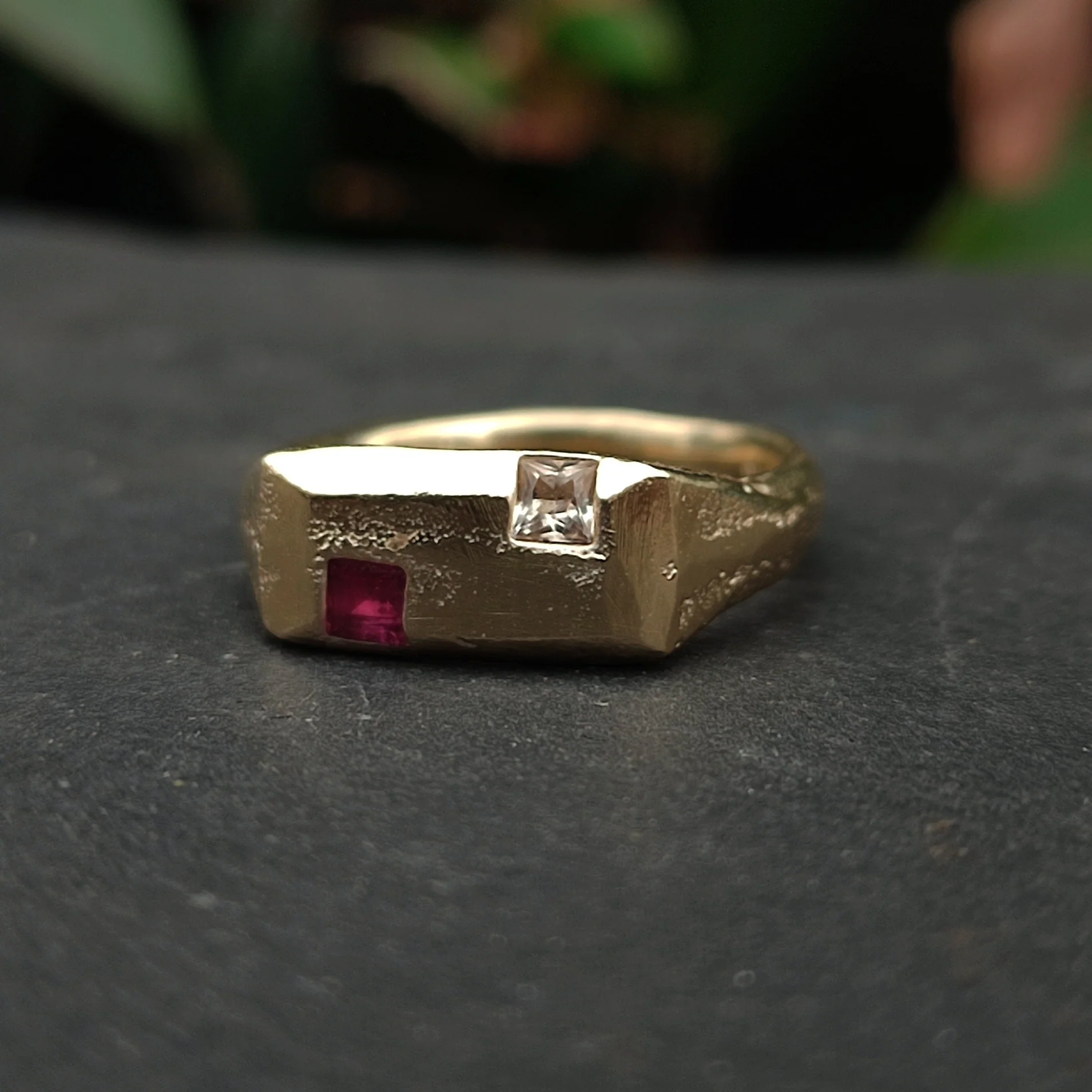 9ct Sandcast Sapphire/Ruby Signet - Image 4