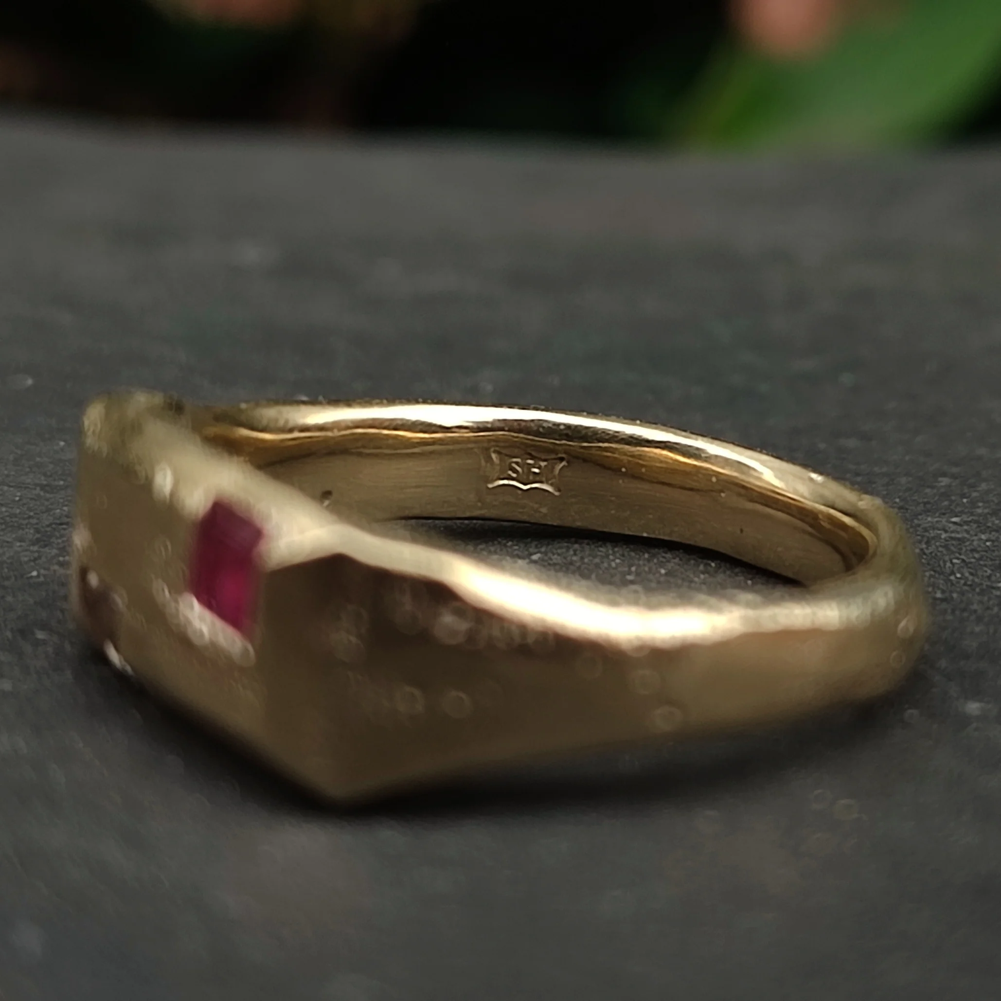 9ct Sandcast Sapphire/Ruby Signet - Image 5