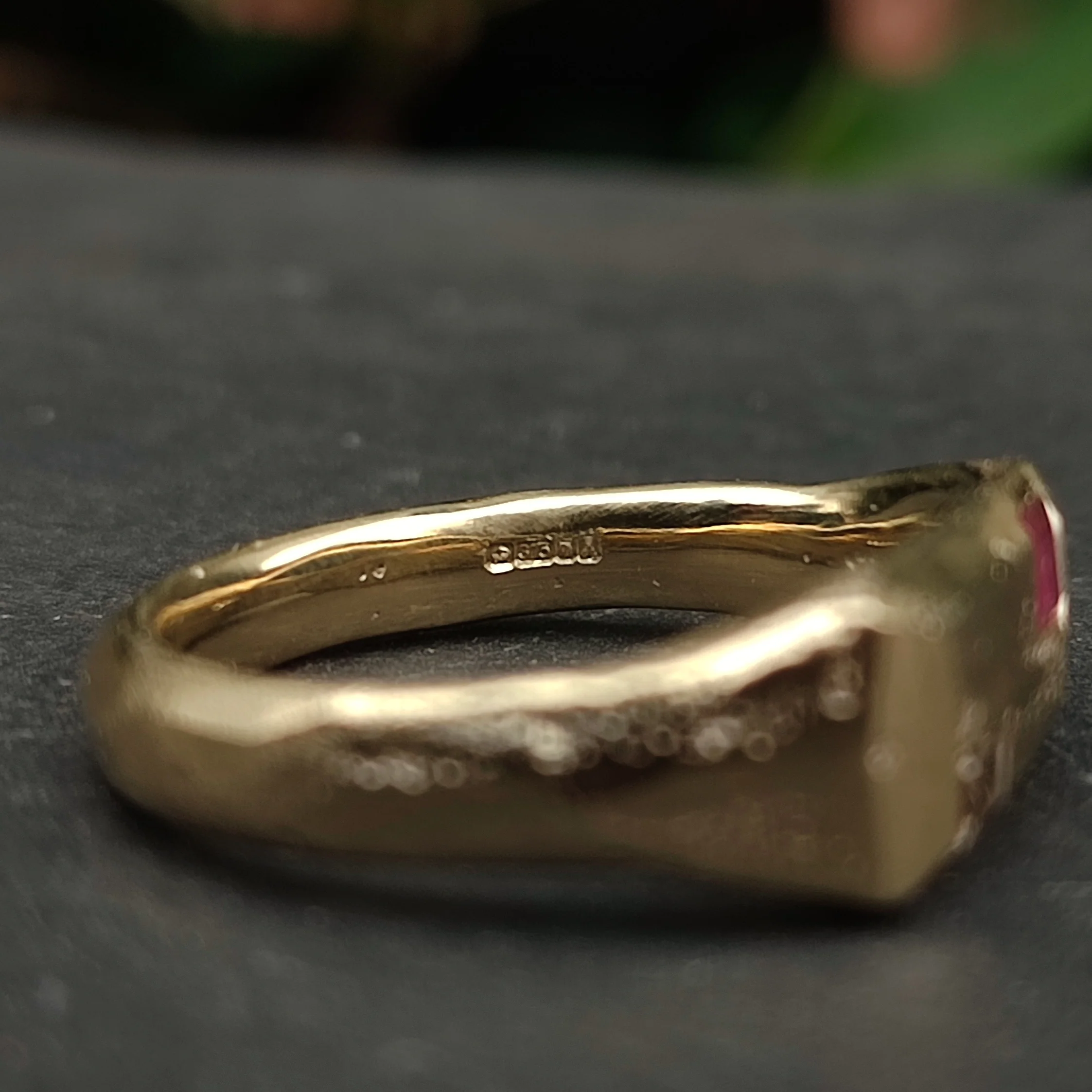9ct Sandcast Sapphire/Ruby Signet - Image 7