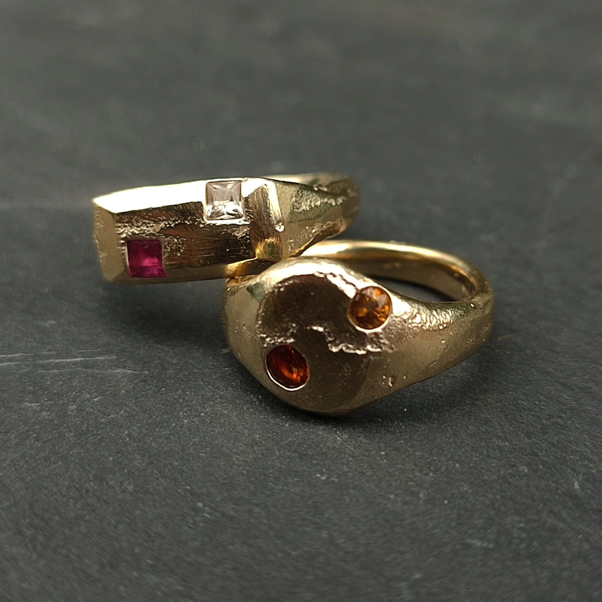 9ct Sandcast Sapphire/Ruby Signet - Image 8
