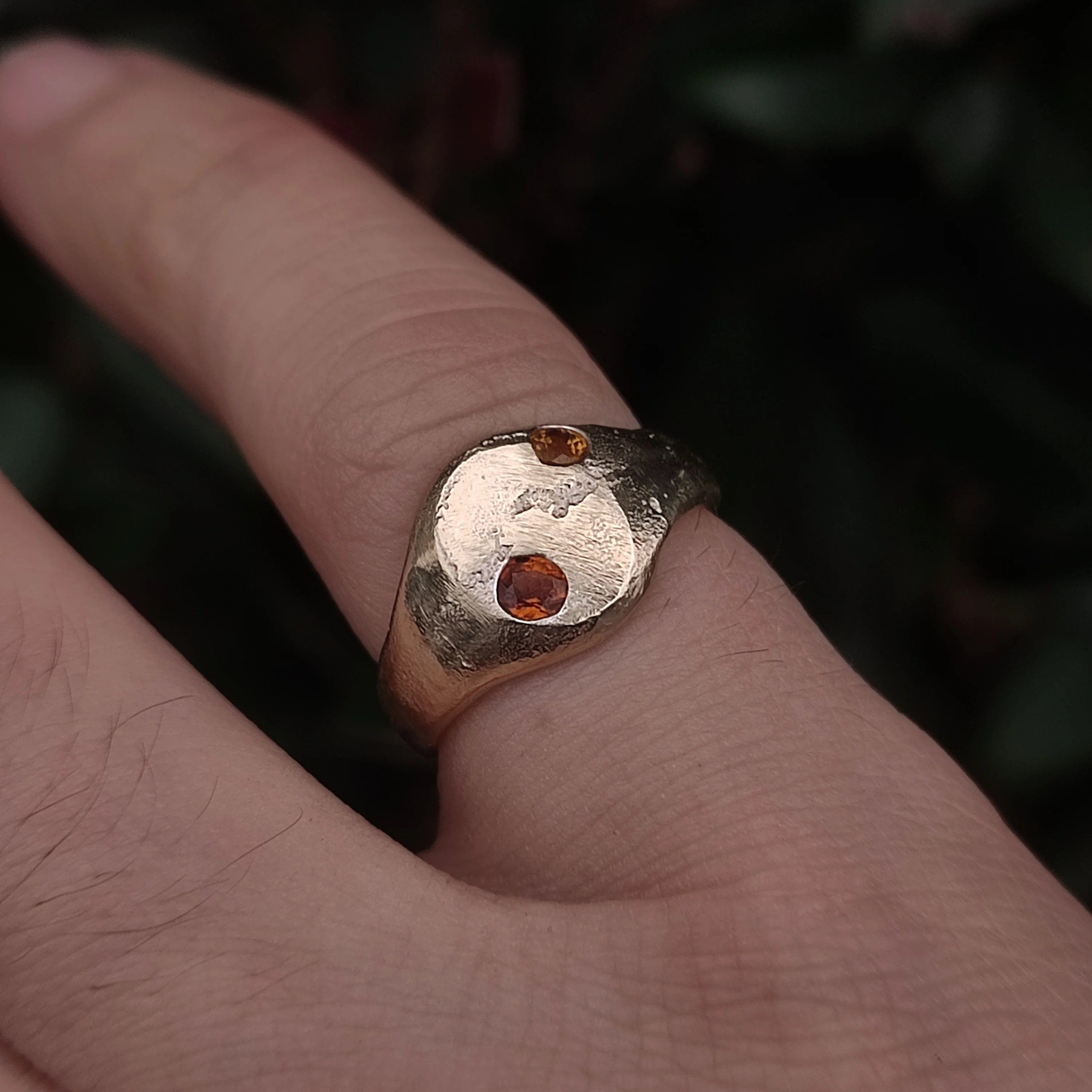 9ct Sandcast Sapphire Signet - Image 3