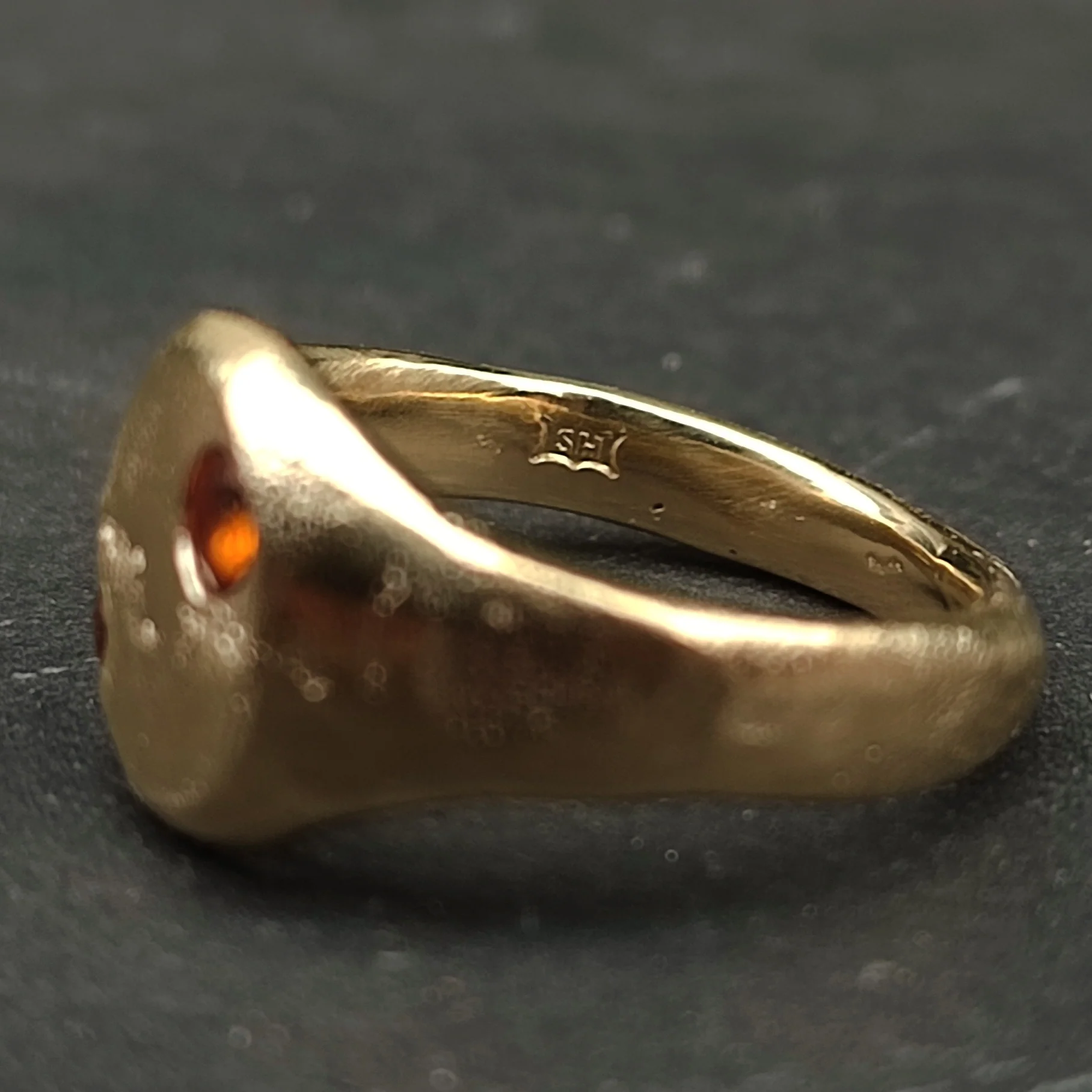 9ct Sandcast Sapphire Signet - Image 5