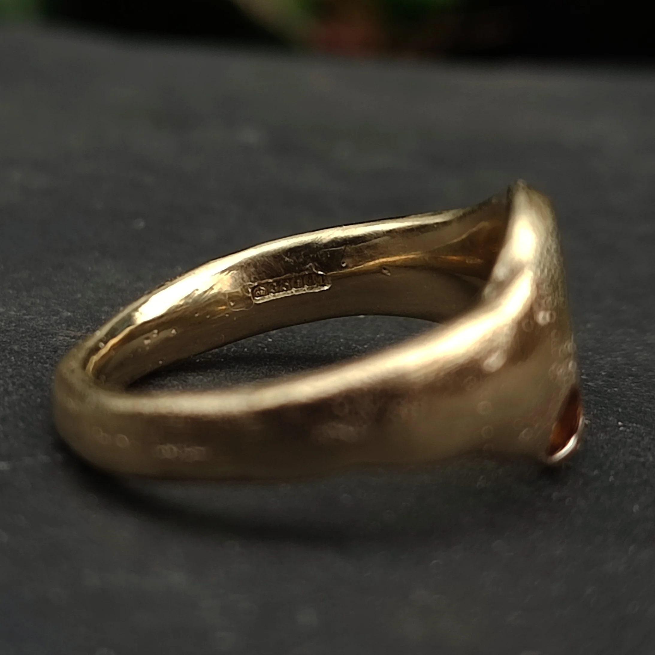 9ct Sandcast Sapphire Signet - Image 7